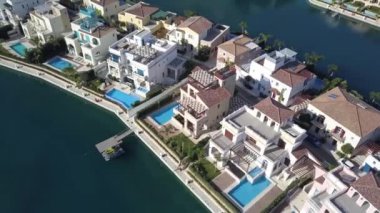 Limasol, Kıbrıs 2019 'daki yeni evlerin havadan görünüşü