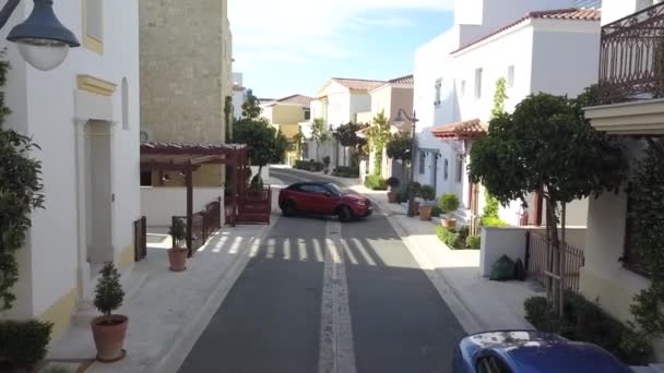 LIMASSOL, CHIPRE - 4 de mayo de 2019: Red range rover cabriolet abandona el garaje, Limassol Marina — Vídeos de Stock