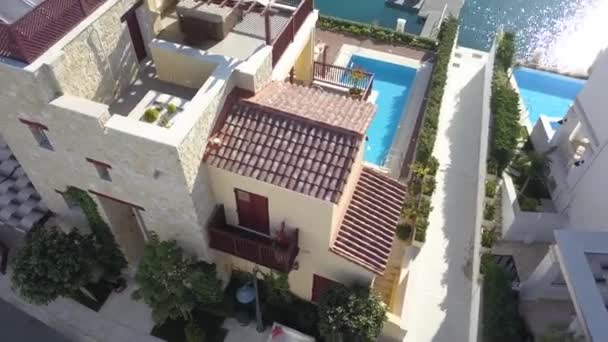 Snelle daling met uitzicht op luxe huis, Limassol jachthaven, Cyprus — Stockvideo