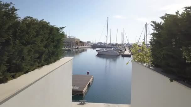 Spacer pomiędzy luksusowymi domami w Limassol Marina i widokiem na jachty, Cypr — Wideo stockowe