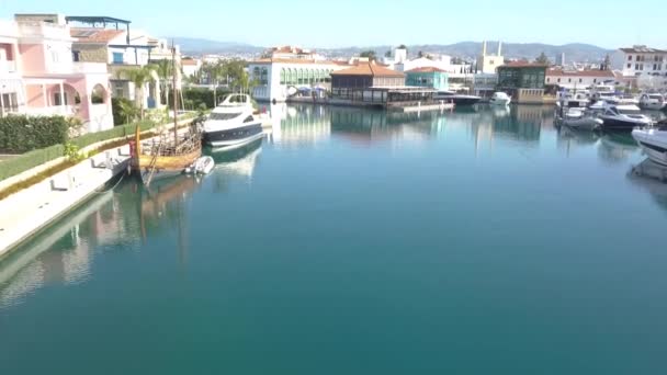 Vista aérea de las nuevas casas en marina, Limassol, Chipre 2019 — Vídeos de Stock