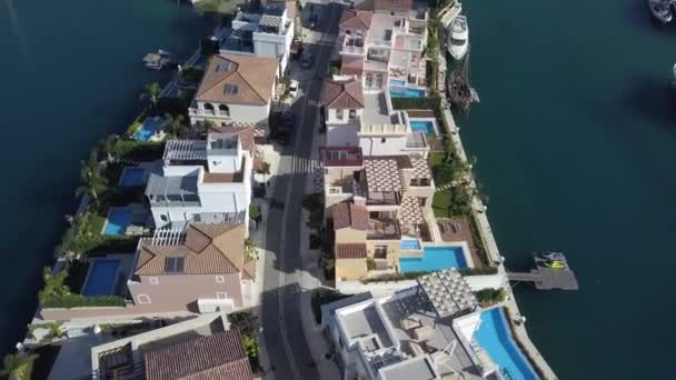 Widok z lotu ptaka na nowe domy w przystani, Limassol, Cypr 2019 — Wideo stockowe