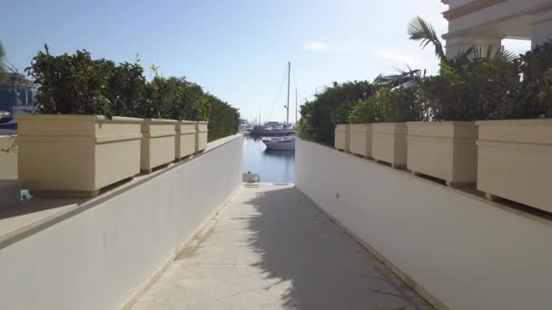Paseo entre casas de lujo en el puerto deportivo de Limassol y una vista de los yates, Chipre — Vídeos de Stock