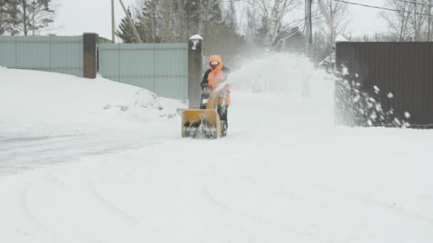 人类用打雪机清扫雪地 — 图库视频影像