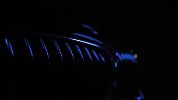 Радиатор BMW 7 серии решетка крупным планом в цветных огнях — стоковое видео
