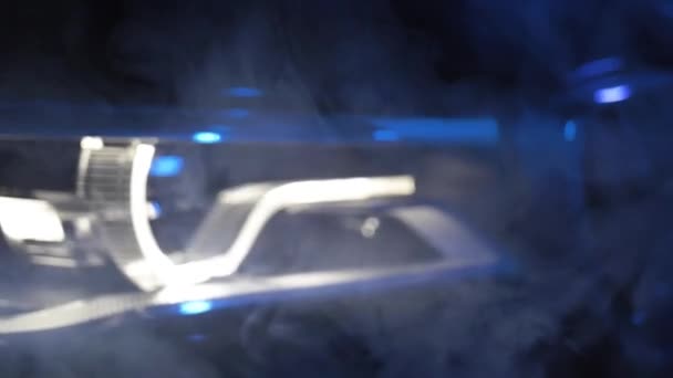Adaptivní LED optika pro BMW řady 7, úzký záběr, barevné světlo a kouř — Stock video