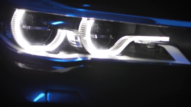 BMW 7シリーズのための適応型LED光学系,近いショット,色の光と煙 — ストック動画