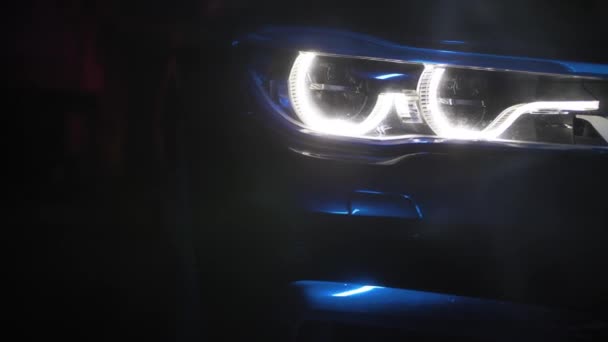 Óptica LED adaptável para BMW Série 7, tiro de perto, luz colorida e fumaça — Vídeo de Stock