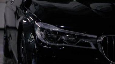 BMW 7 siyah çamaşır makinesiyle yıkanır.
