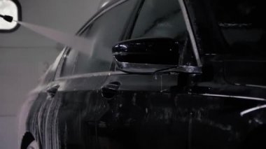 BMW 7 siyah çamaşır makinesiyle yıkanır.