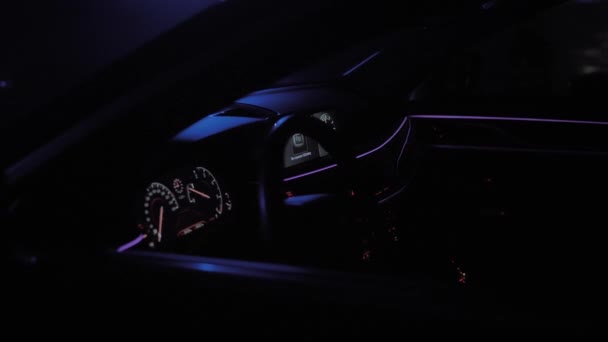 Interior coche de lujo BMW Serie 7 en luces de color, tiro cercano — Vídeo de stock