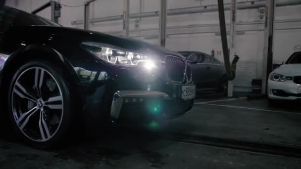 TOMSK, RUSSIA - July 26, 2019: Black BMW 7 Series drives into the garage. Adaptive LED optics. — Αρχείο Βίντεο