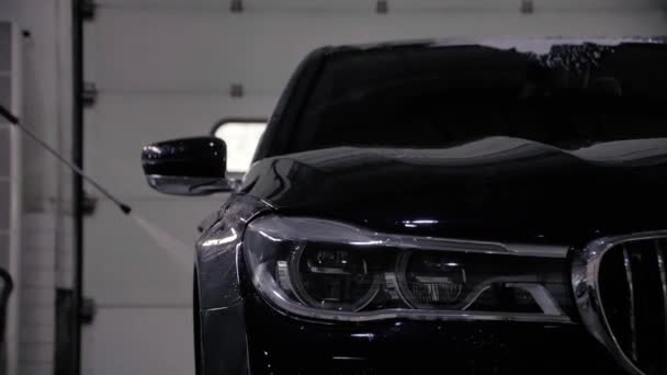 BMW 7 fekete mosás nyomásmérővel — Stock videók