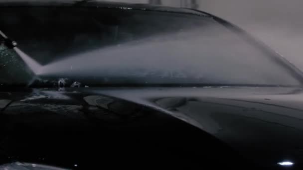 Lavado negro BMW 7 con una lavadora a presión — Vídeo de stock