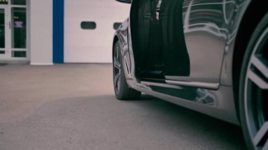 Sarışın Kız BMW 7 Serisinden Çıktı