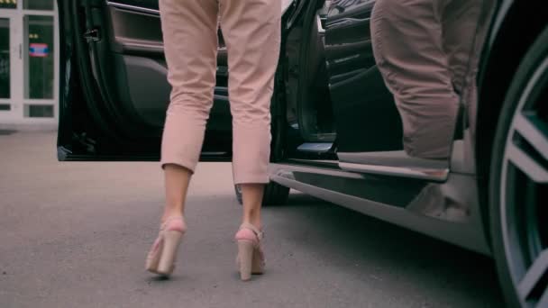 Flicka sitter i bil BMW 7-serien — Stockvideo