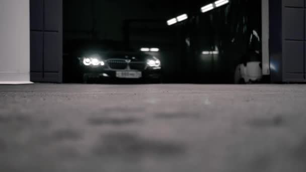 TOMSK, RUSSIE - 26 juillet 2019 : BMW Série 7 quitte le garage — Video