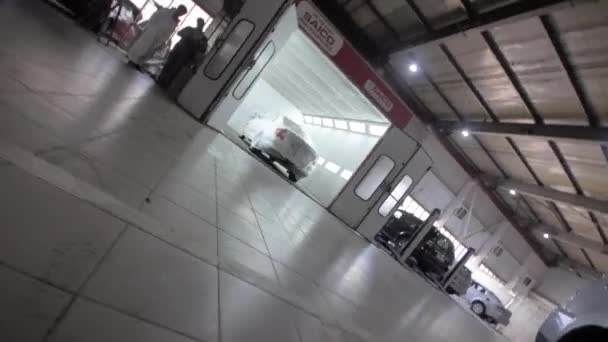 TOMSK, RUSSIE - 28 juin 2019 : Mouvement de la caméra rotative. Skoda voiture blanche est debout dans une cabine de pulvérisation recouverte d'un film transparent. Prêt à peindre — Video