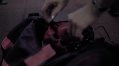 Atletik seksi kız bir çantadan eldiven çıkarır.