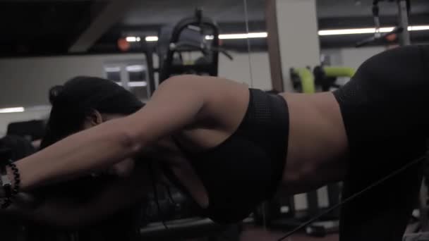 운동적 인 섹시 한 여자는 운동용 다리를 뒤로 한다 — 비디오