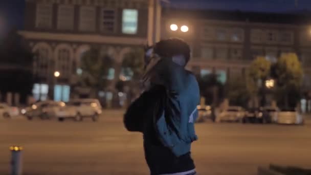 Chica asiática muy elegante bailando en una calle de la ciudad por la noche. Impresionante chica coreana — Vídeo de stock