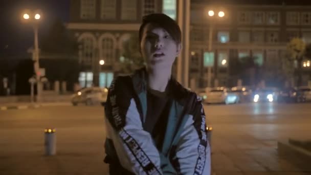 Очень стильная девушка, танцующая по ночам на городской улице. Впечатляющая корейская девушка — стоковое видео