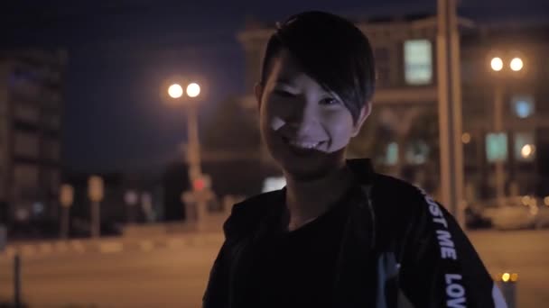 Very stylish asian girl dancing on a city street at night. Impressive Korean girl — Stock Video