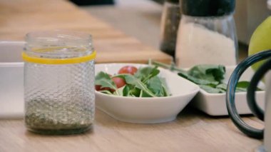 Baharatlar masada yeşil salata, kamera hareketi.