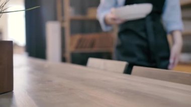 Aşçı kız İtalyan mantısını getirir ve masaya koyar.