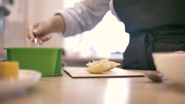 Ragazza tira caldi ravioli italiani sul bordo — Video Stock