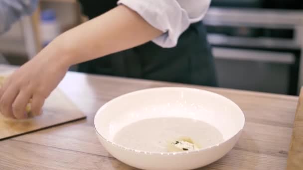 Chef serve um belo prato em um prato de ravioli italiano — Vídeo de Stock