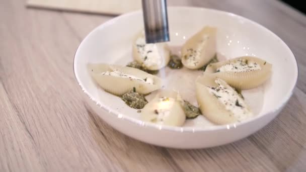 Chef sirve un hermoso plato en un plato de ravioles italianos — Vídeos de Stock