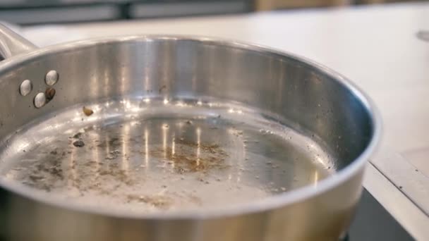 L'olio d'oliva viene versato nella padella con un flusso sottile — Video Stock