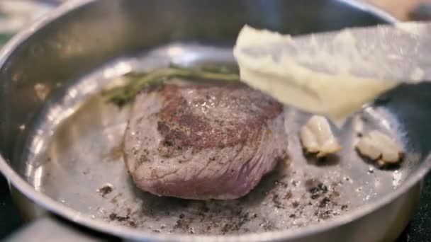 Heerlijke vleessteak gebakken in een pan met rozemarijn — Stockvideo