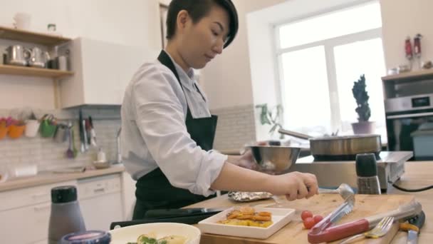 Ο Κορεάτης σεφ ανακατεύεται σε ένα μπολ με πουρέ πατάτας. — Αρχείο Βίντεο