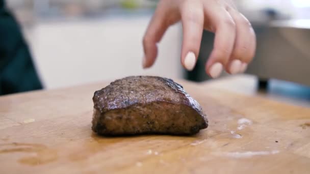 Meisje chef controleert vinger porren vlees biefstuk — Stockvideo