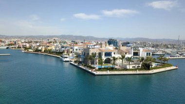Limasol, Kıbrıs 2019 'daki yeni evlerin havadan görünüşü