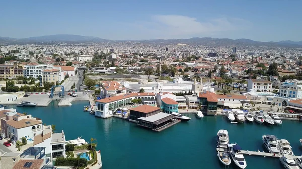 Limasol, Kıbrıs 2019 'daki yeni evlerin havadan görünüşü