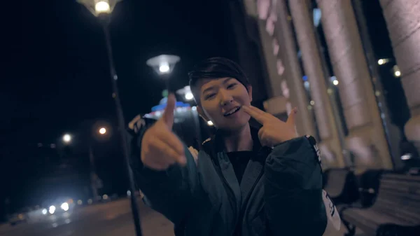 Очень стильная девушка, танцующая по ночам на городской улице. Впечатляющая корейская девушка — стоковое фото