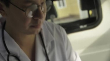 Psikopat, ambulansta kanepede yatıyor. Doktor hastalığının sebebini bulmaya çalışıyor.