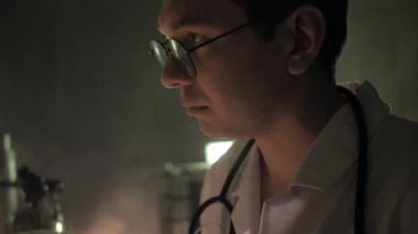 Doktor akli dengesi bozuk bir hastayı, deşiciyi, cinayeti, koronovirüsü, zombiyi muayene ediyor.