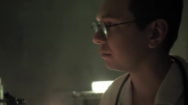 Läkaren undersöker en psykiskt sjuk patient, Ripper, mord, coronovirus, zombie — Stockvideo