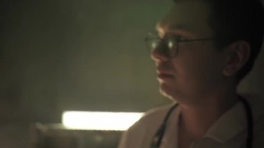 Doktor akli dengesi bozuk bir hastayı, deşiciyi, cinayeti, koronovirüsü, zombiyi muayene ediyor.
