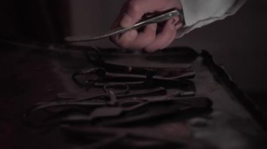 Kanlı bir odada metal bir tepside işkence için tıbbi aletler.