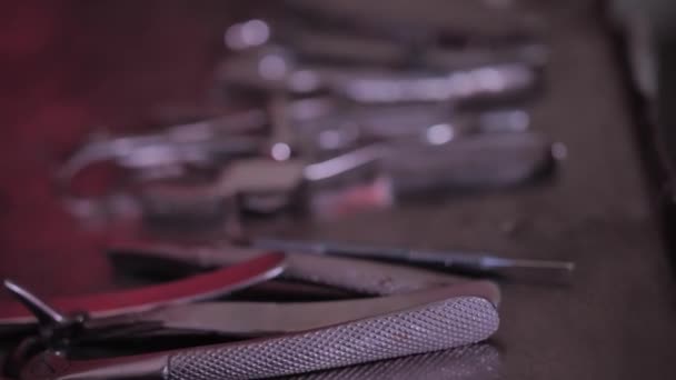 Instrumenty medyczne do tortur w metalowej tacy w zakrwawionym pomieszczeniu — Wideo stockowe