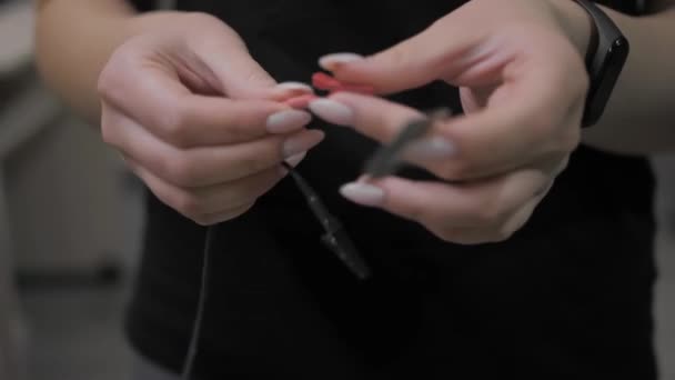 Two electronic sensors on a female hand, red and black — Stock Video