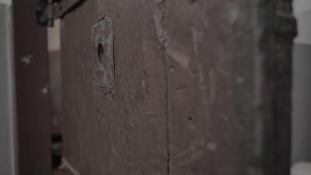 Брудна страшна в'язня з дерев'яними дверима — стокове відео