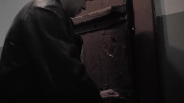 Fånge i sovjetiskt fängelse leder i korridoren — Stockvideo