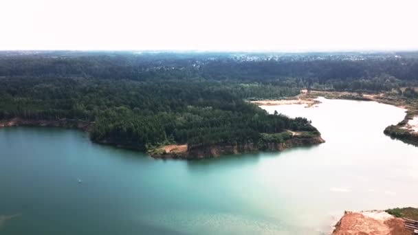 Vista de la hermosa orilla del lago en verano, orilla arenosa — Vídeos de Stock