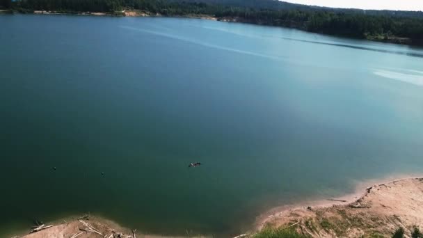 Vue d'un beau lac bleu et d'un aigle volant — Video